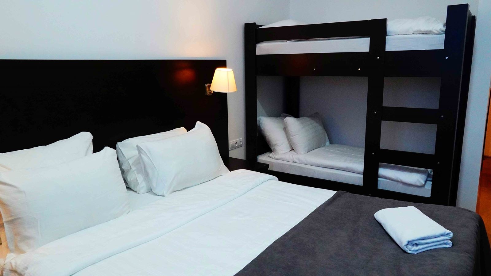 rooms-standard-family-room