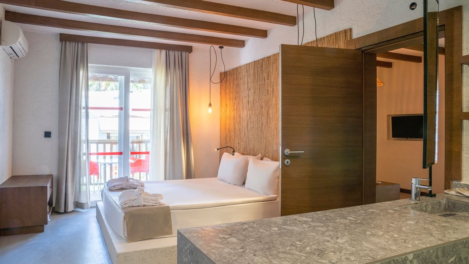 rooms-deluxe-suit-room