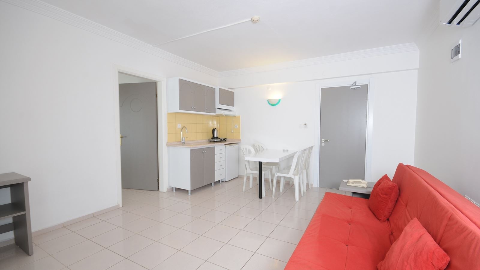 rooms-apartmen-1-bedroom-road-view