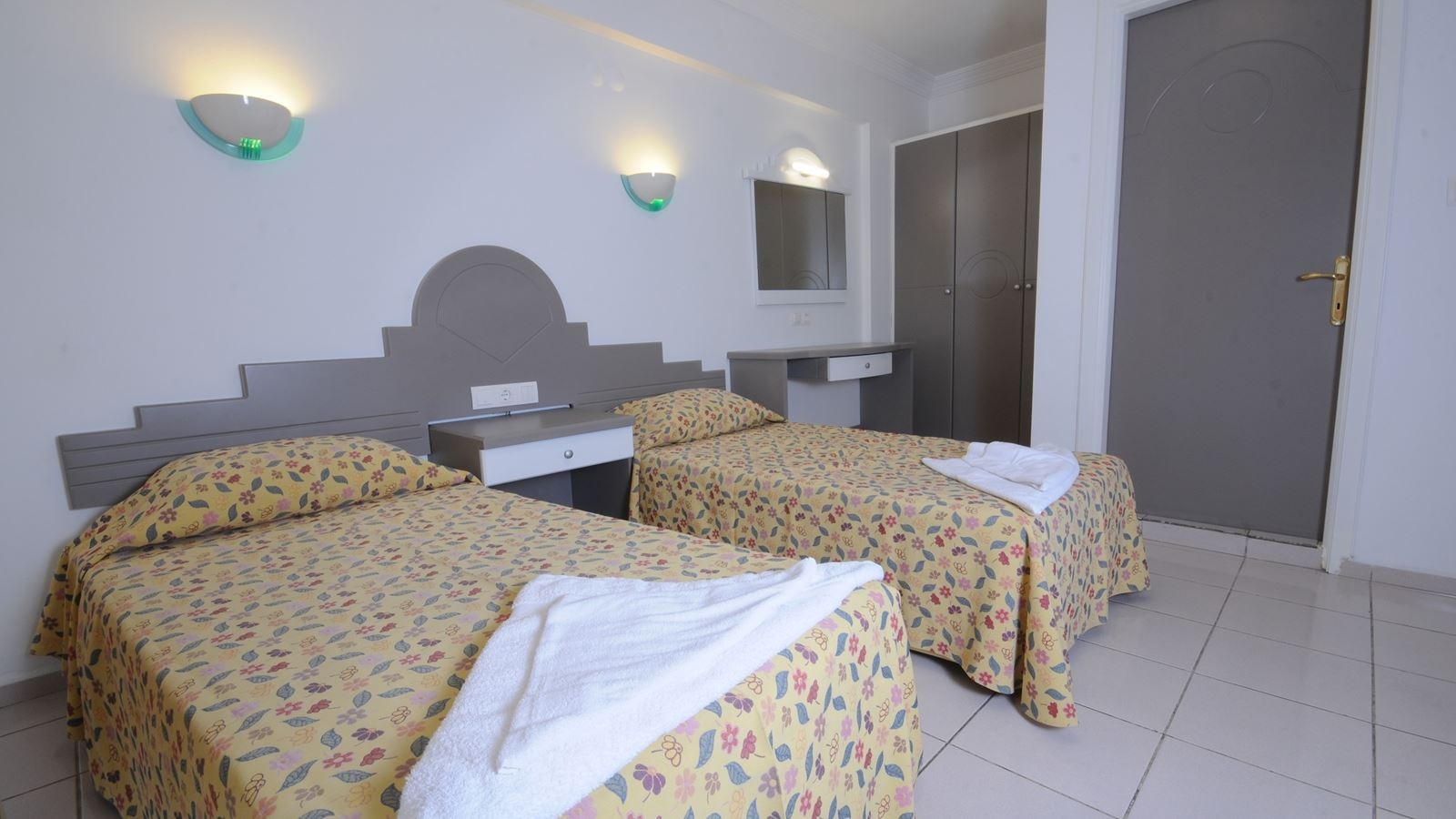 rooms-apartmen-1-bedroom-road-view