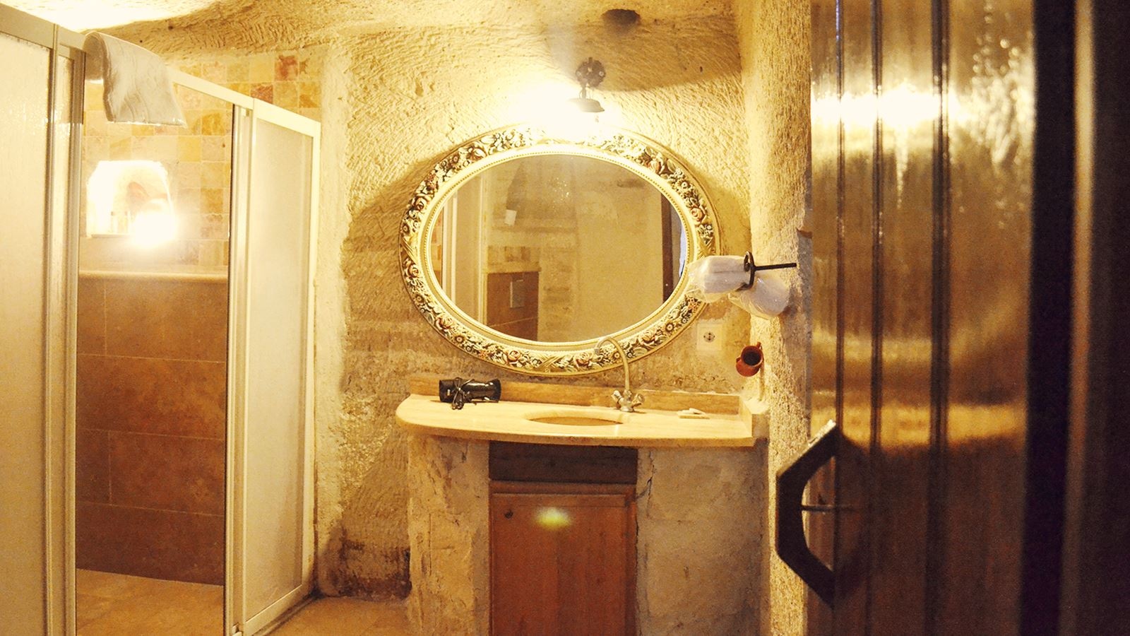 rooms-cave-jacuzzi-room