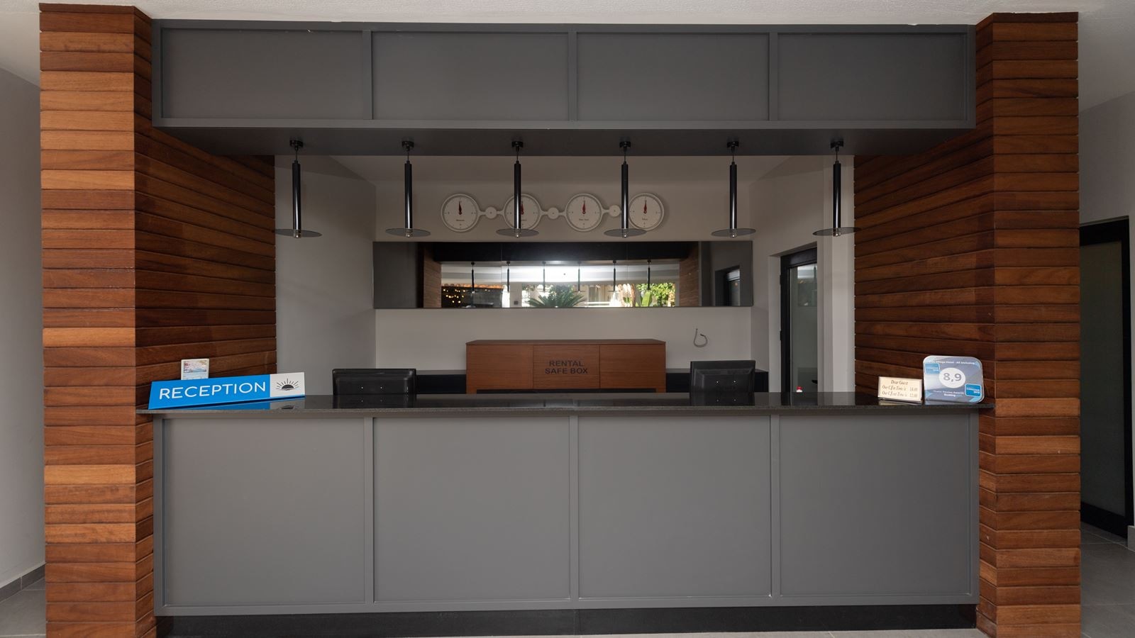 restaurants-pool-bar