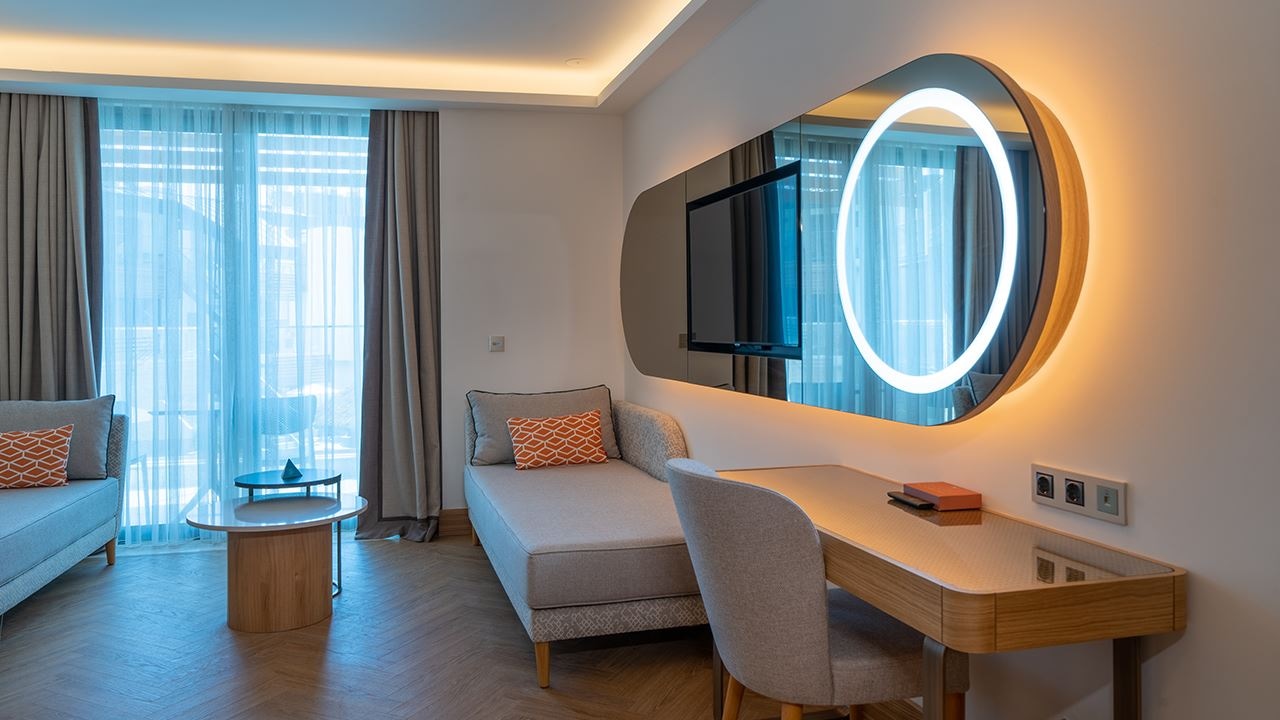 rooms-large-room-pool-access-via-stairs