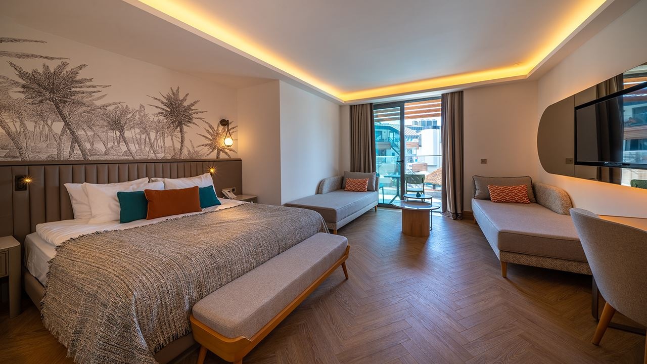 rooms-large-room-pool-access-via-stairs