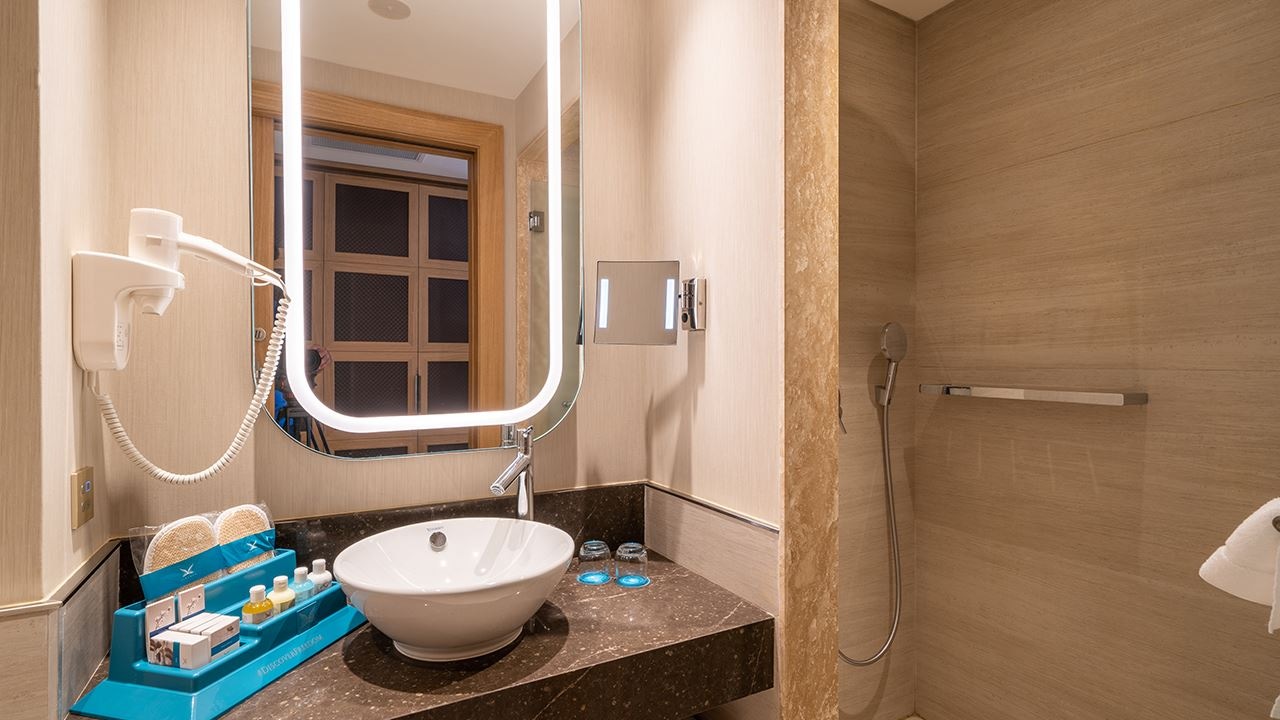 rooms-standard-room-pool-access-via-stairs