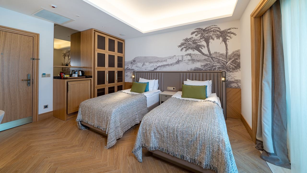 rooms-family-room-land-view