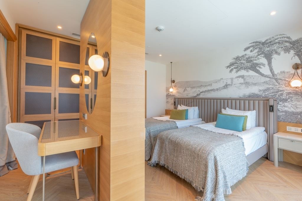 rooms-private-family-suit-via-pool