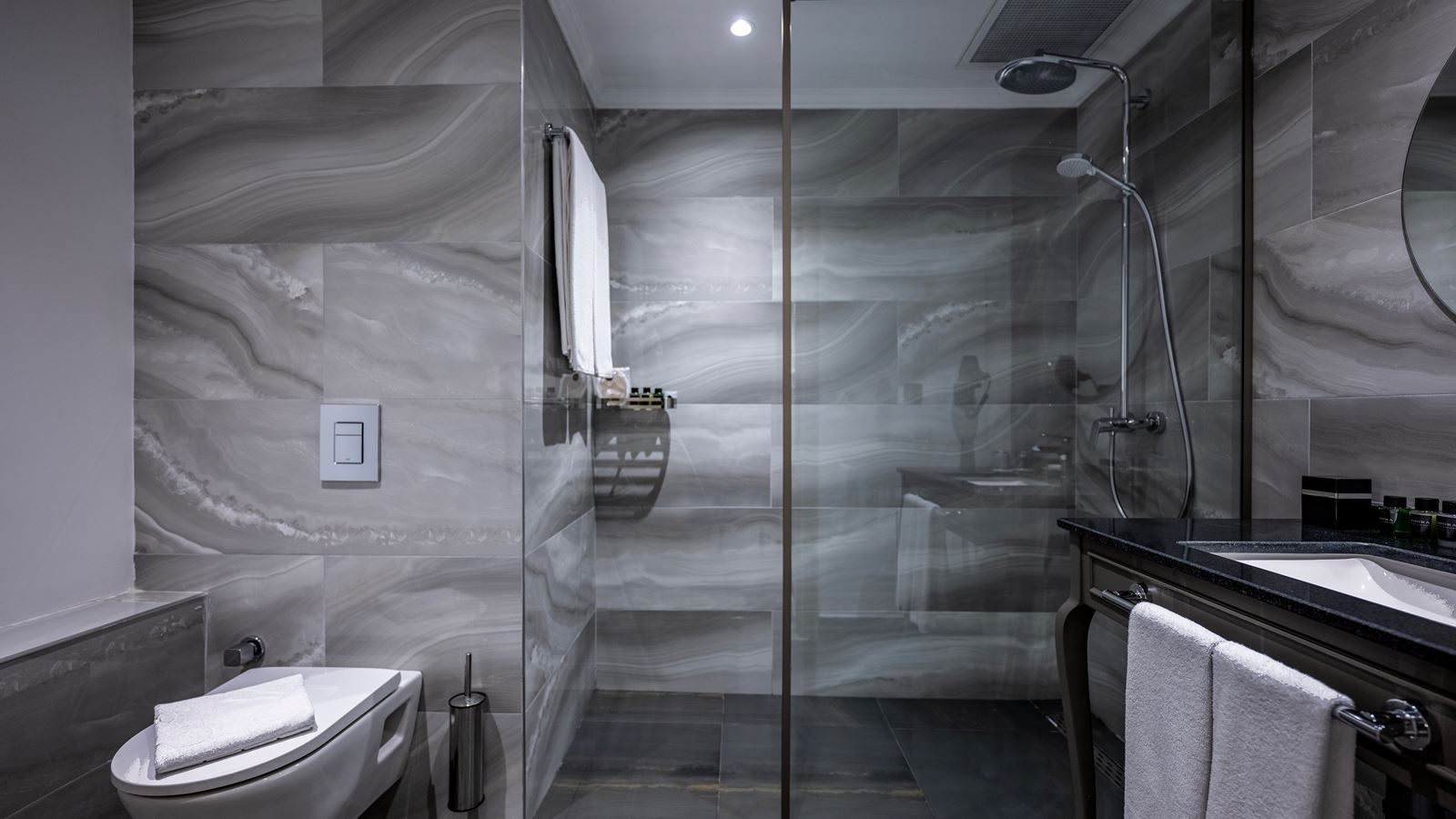 rooms-club-room-land-view