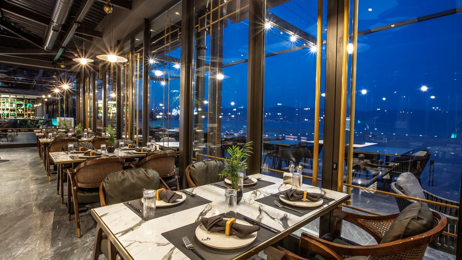 restaurants-lucky-restobar-international