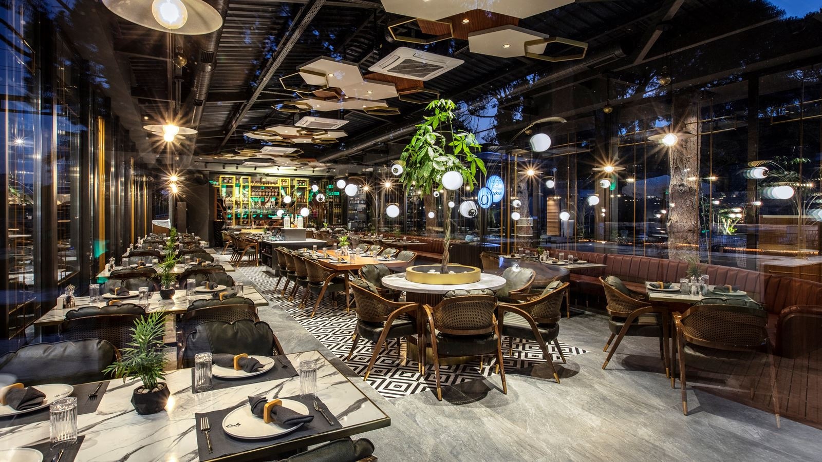 restaurants-lucky-restobar-international