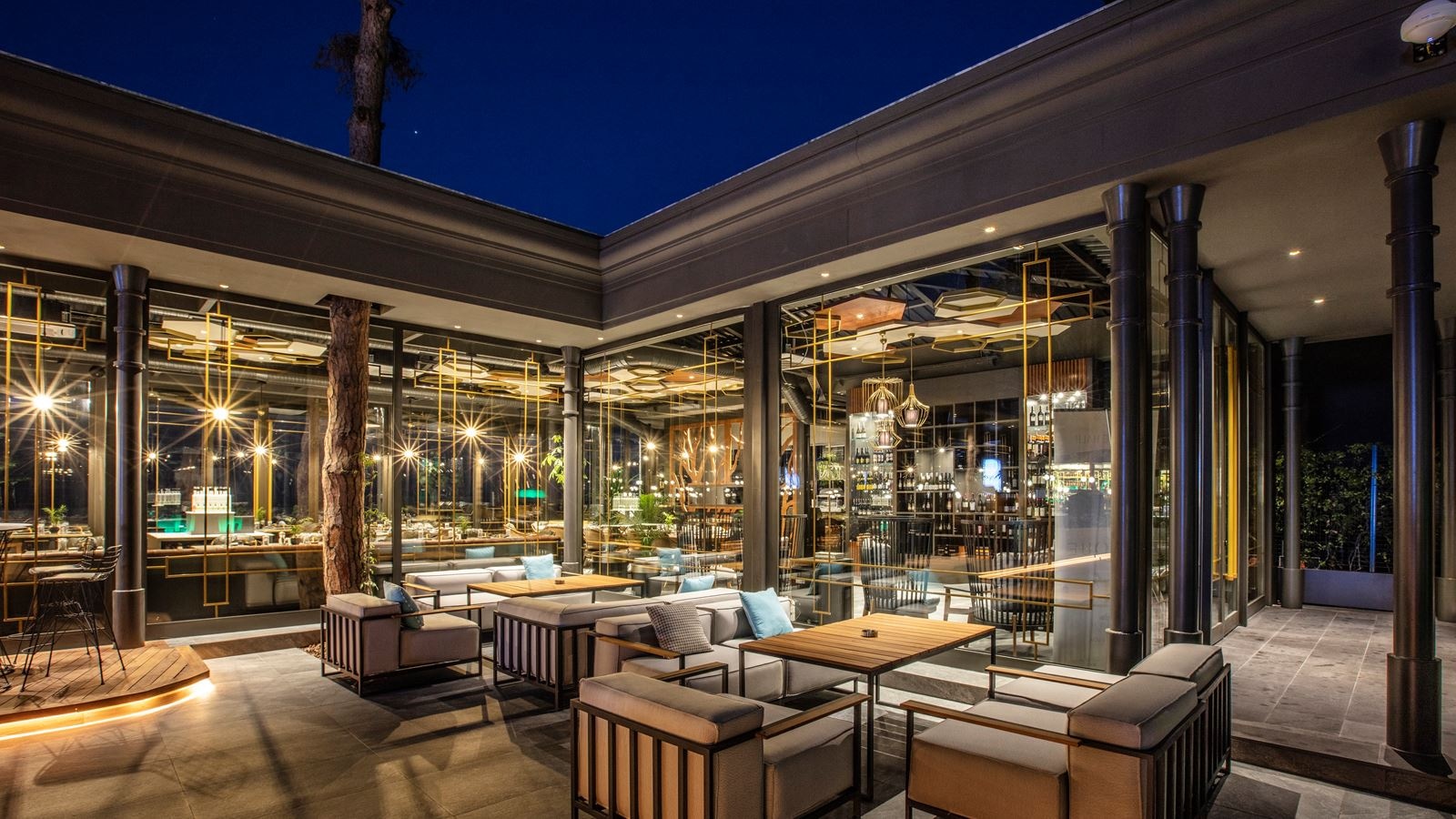 restaurants-lucky-restobar-international