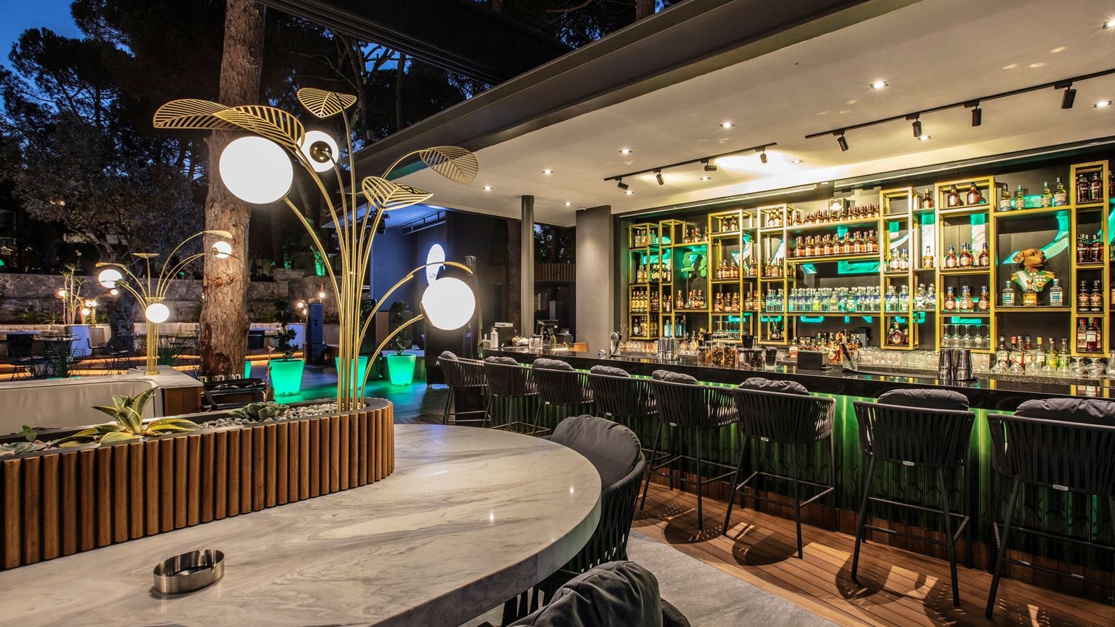 bars-lucky-lounge-cigar-bar