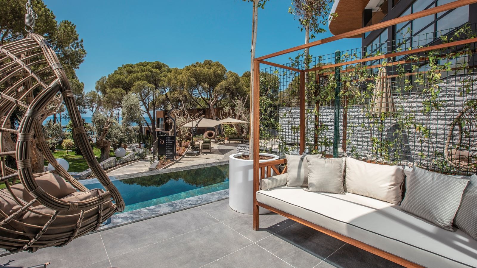 rooms-swim-up-comfort-room-main-building