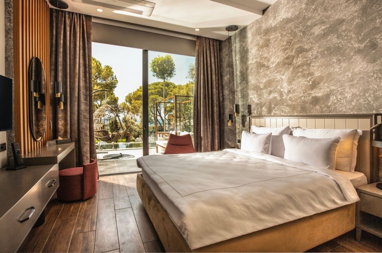 rooms-swim-up-comfort-room-main-building