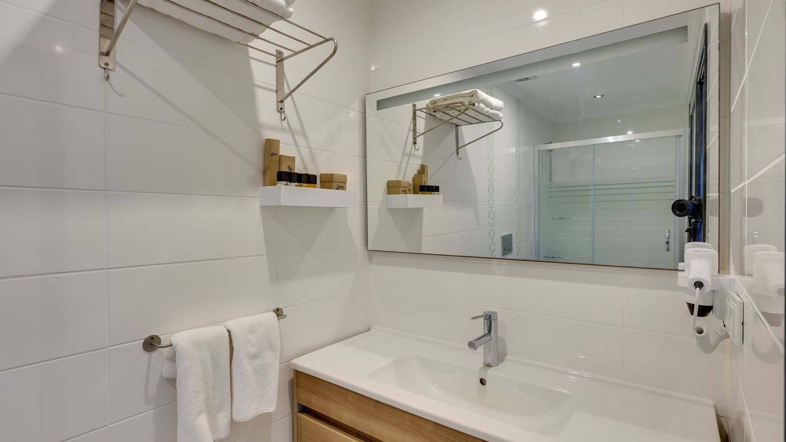 rooms-deluxe-room-land-view