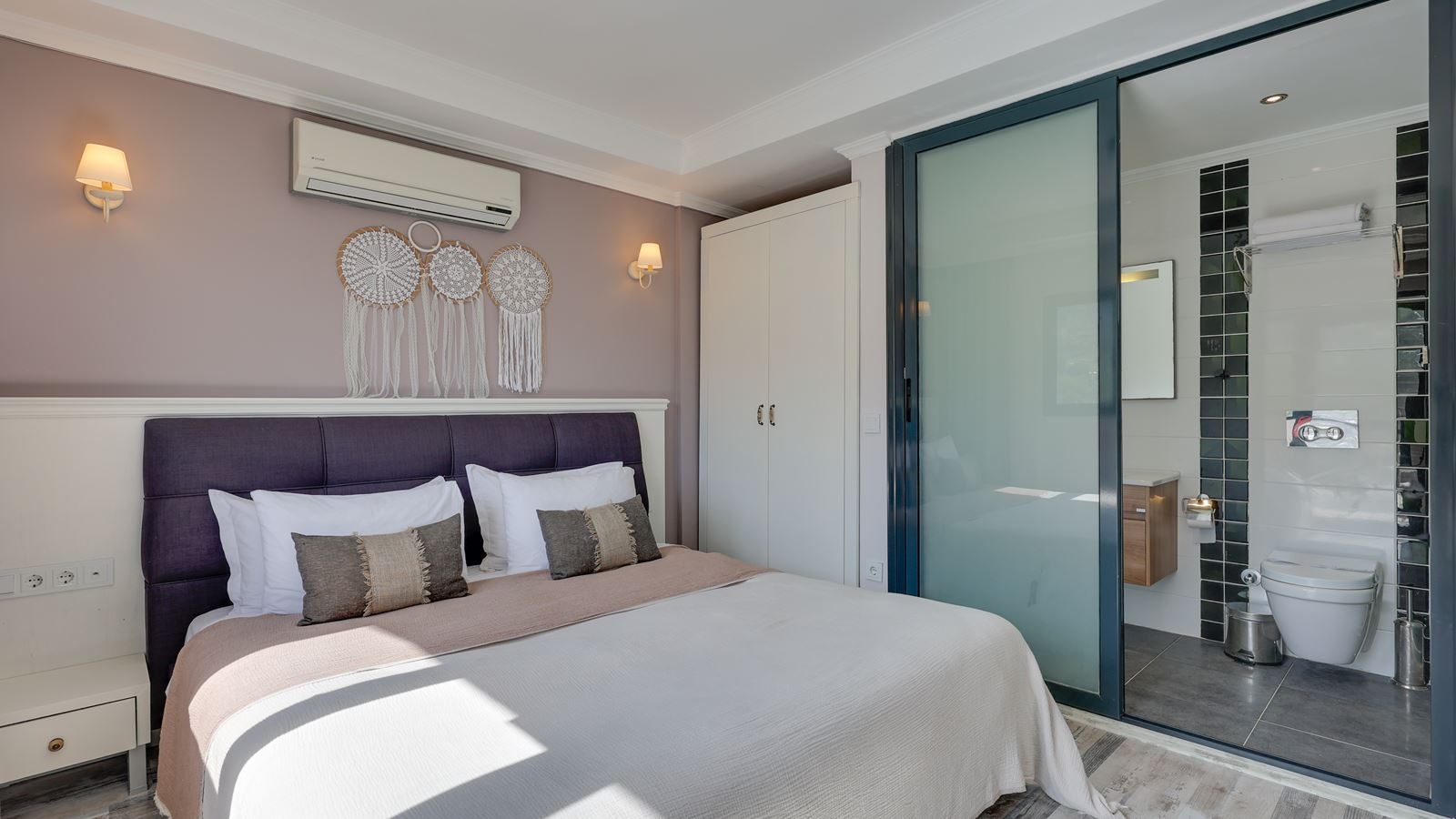 rooms-deluxe-room-pool-view