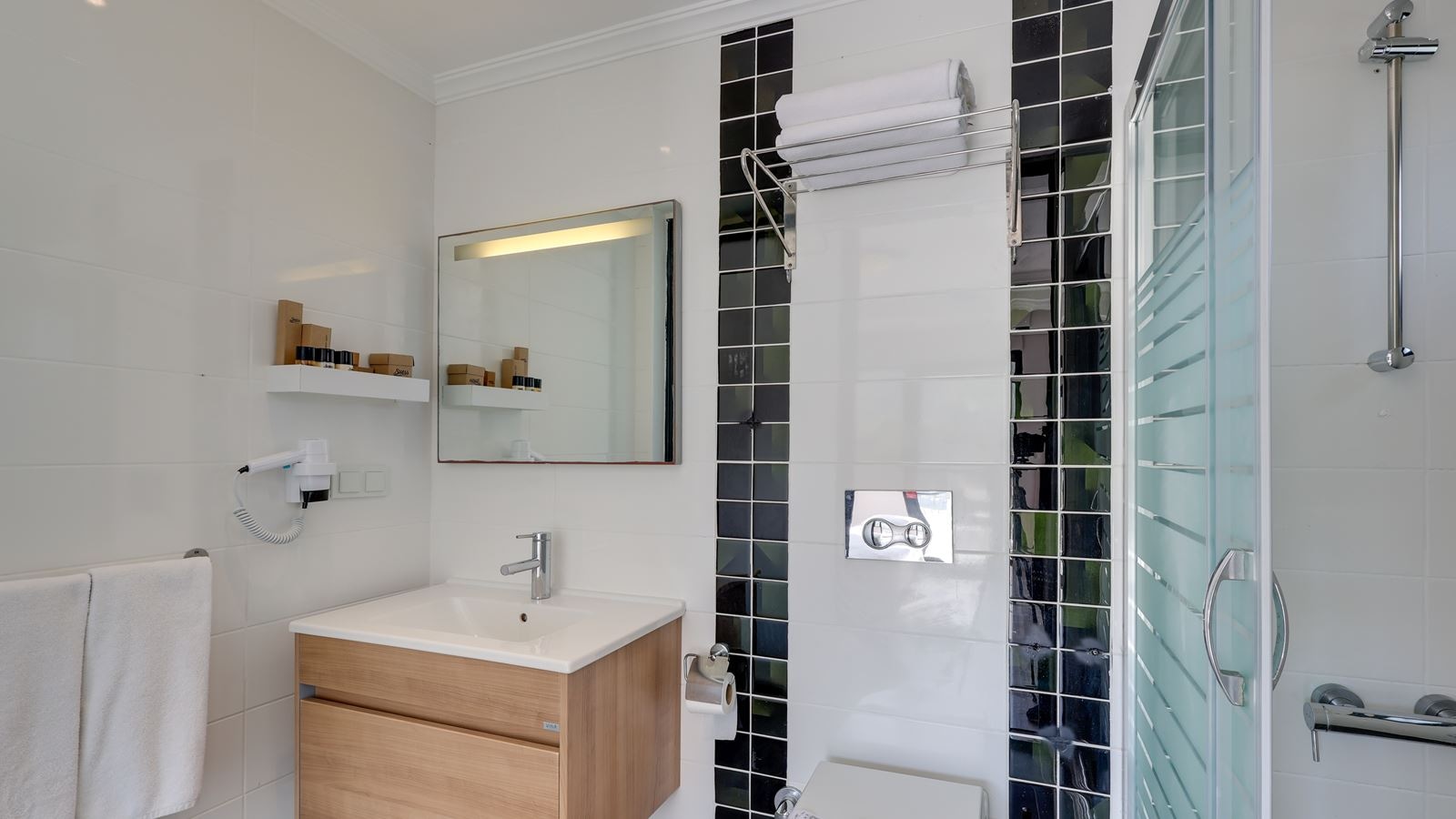 rooms-deluxe-room-pool-view