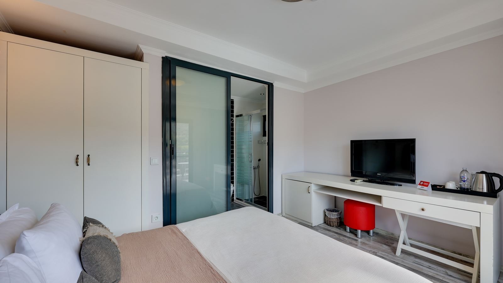 rooms-deluxe-room-pool-view