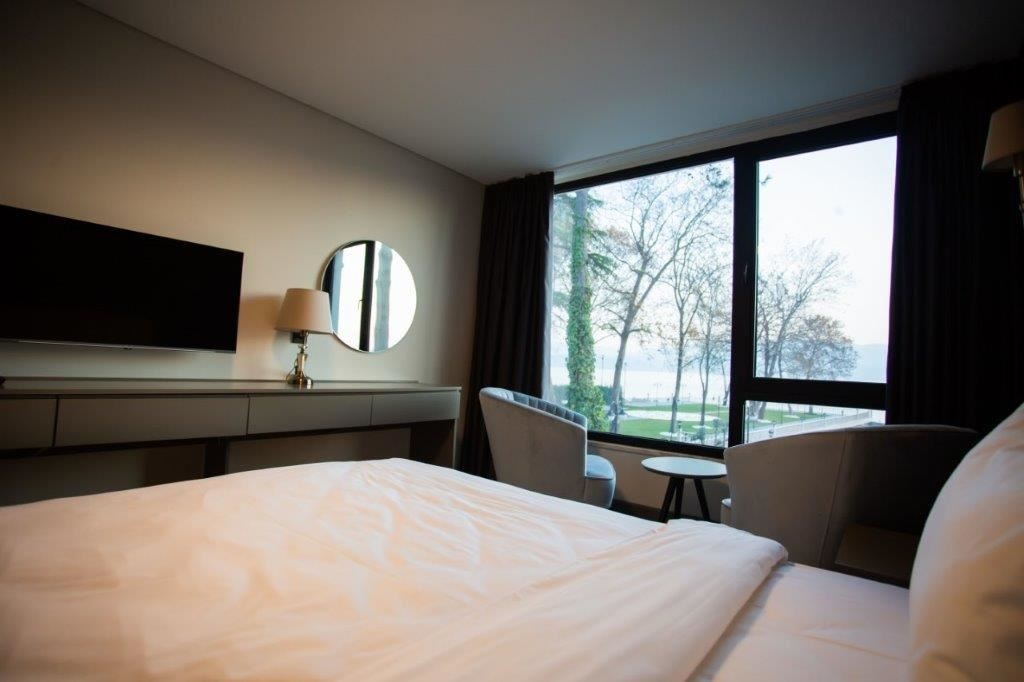 rooms-classic-room-lake-view