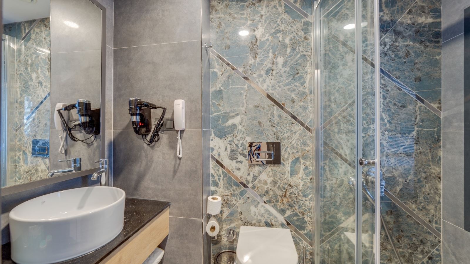 rooms-deluxe-room-balcony