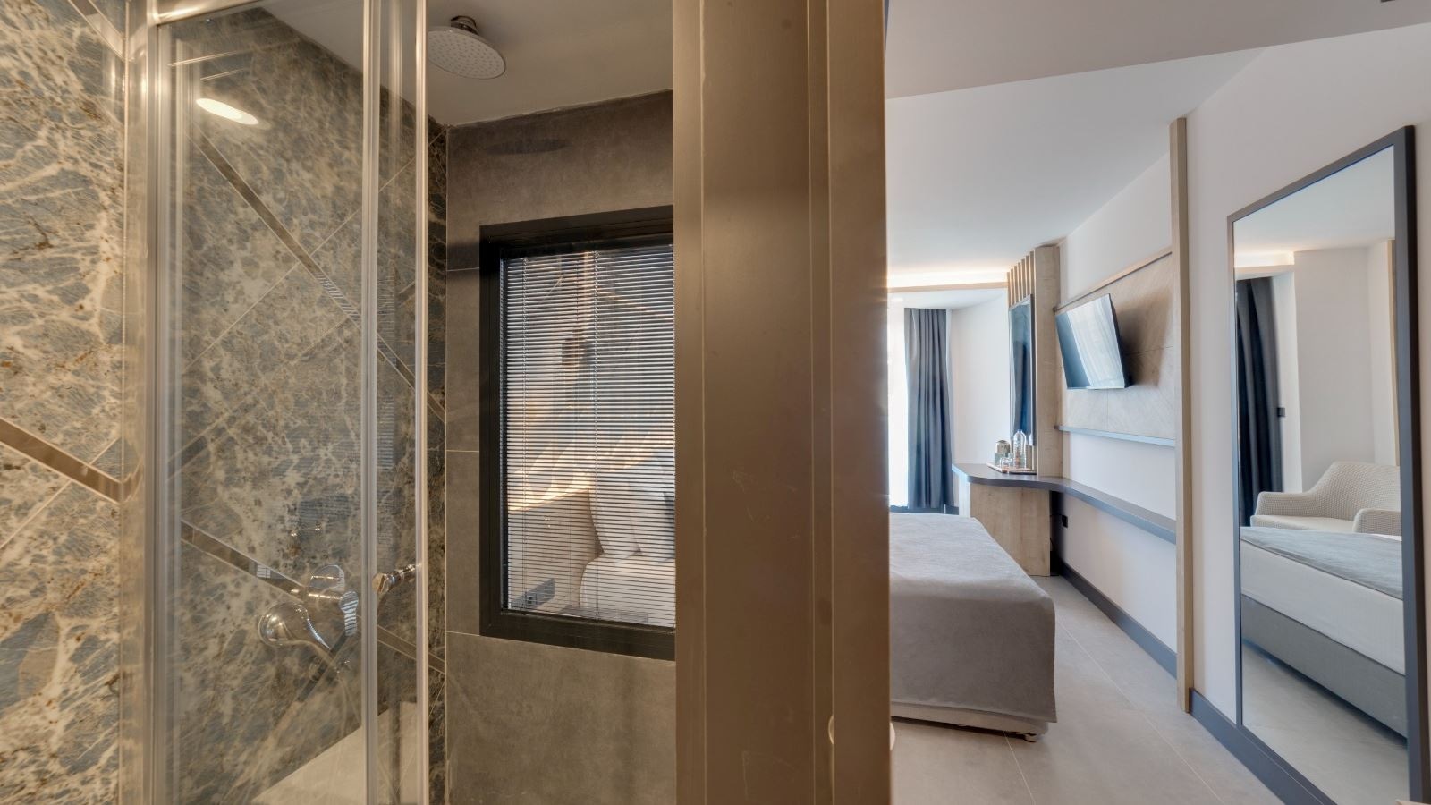 rooms-deluxe-room-balcony