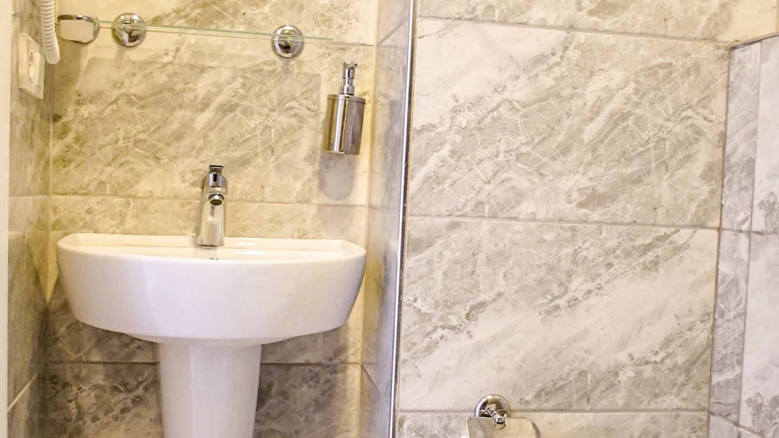 rooms-double-queen-size-bed