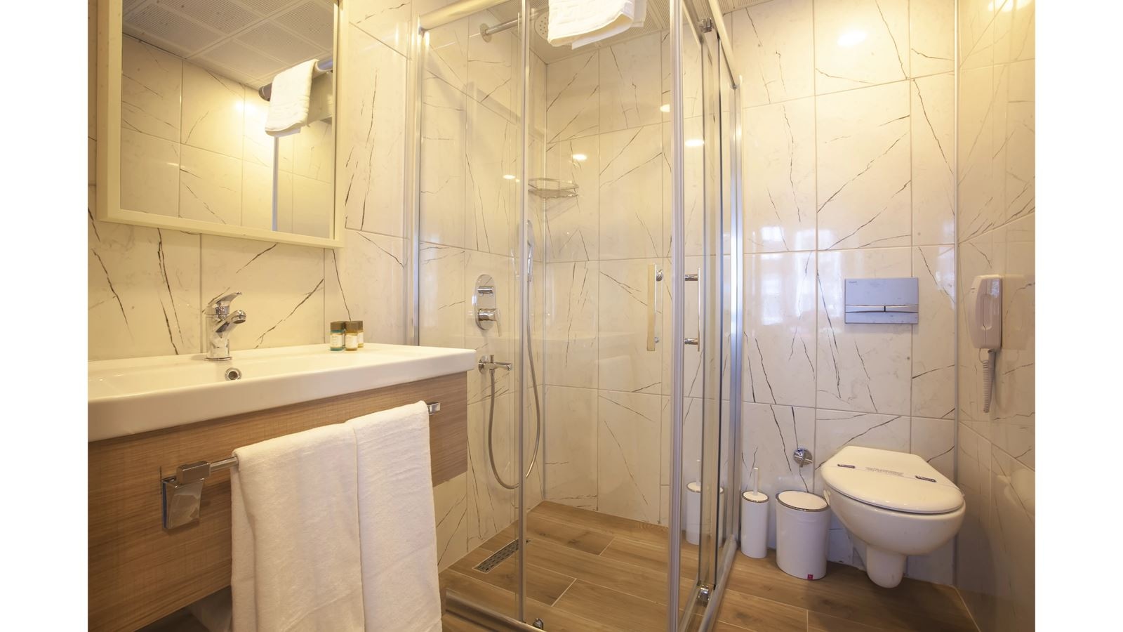 rooms-standard-room-double-or-twin-bed
