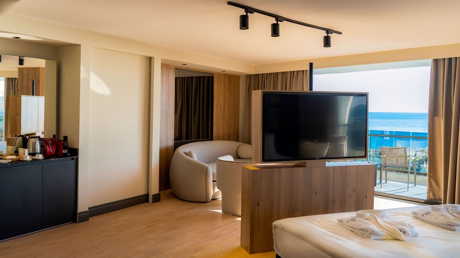 rooms-alarcha-suite-sea-view-room