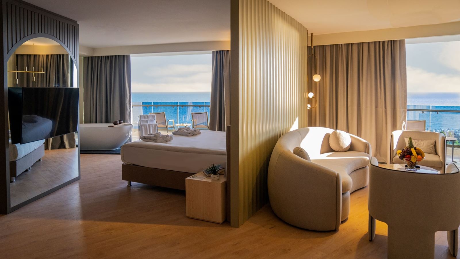rooms-alarcha-suite-sea-view-room