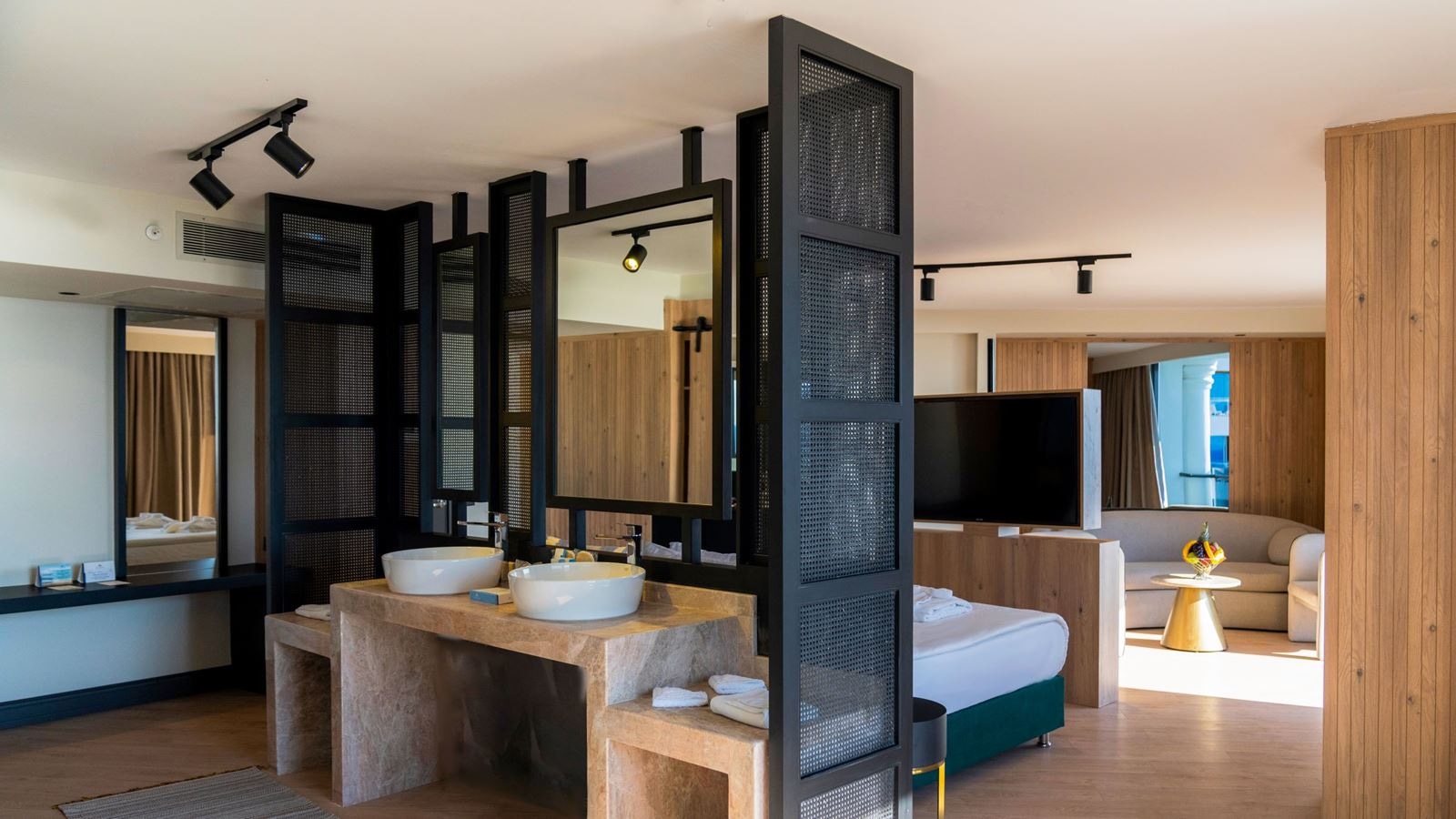 rooms-alarcha-suite-sea-view-room