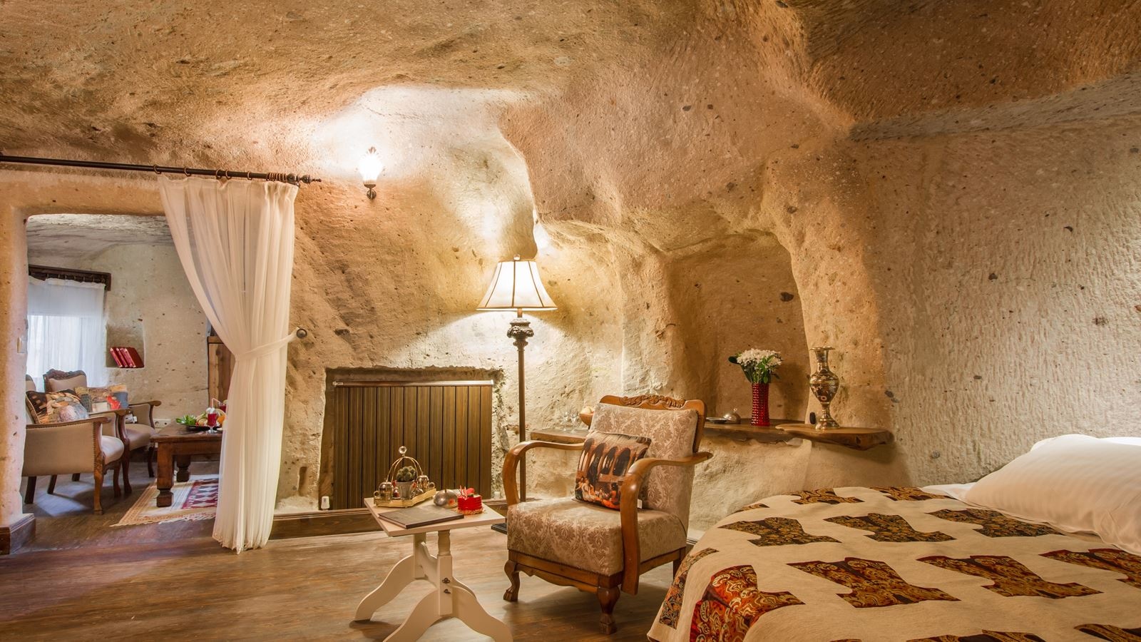 rooms-royal-cave--pool-suite