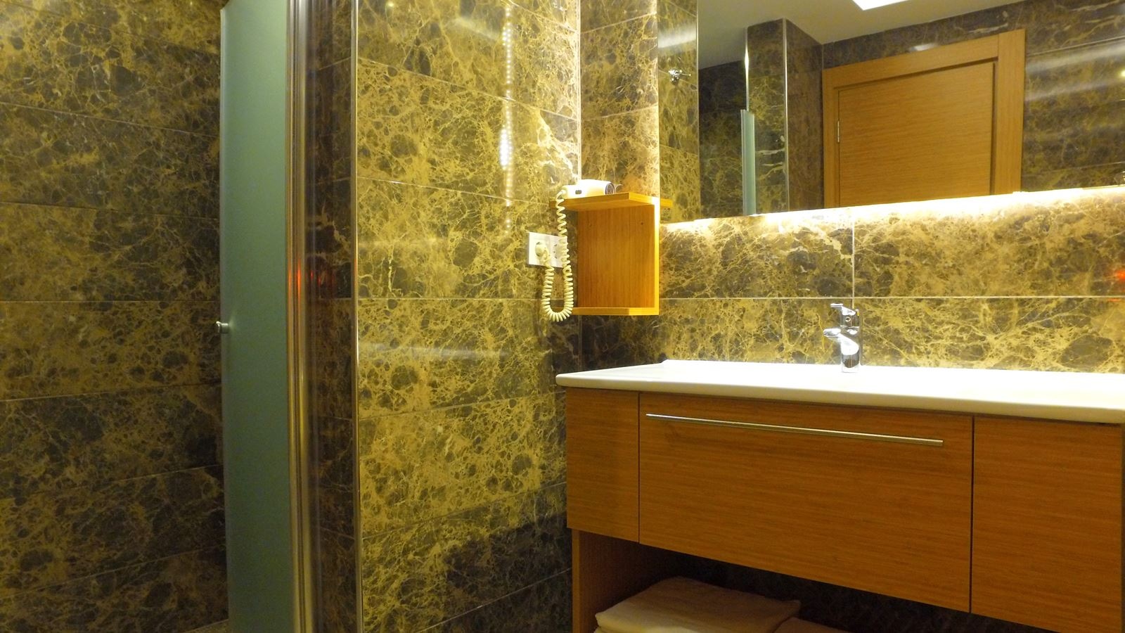 rooms-superior-room-land-view