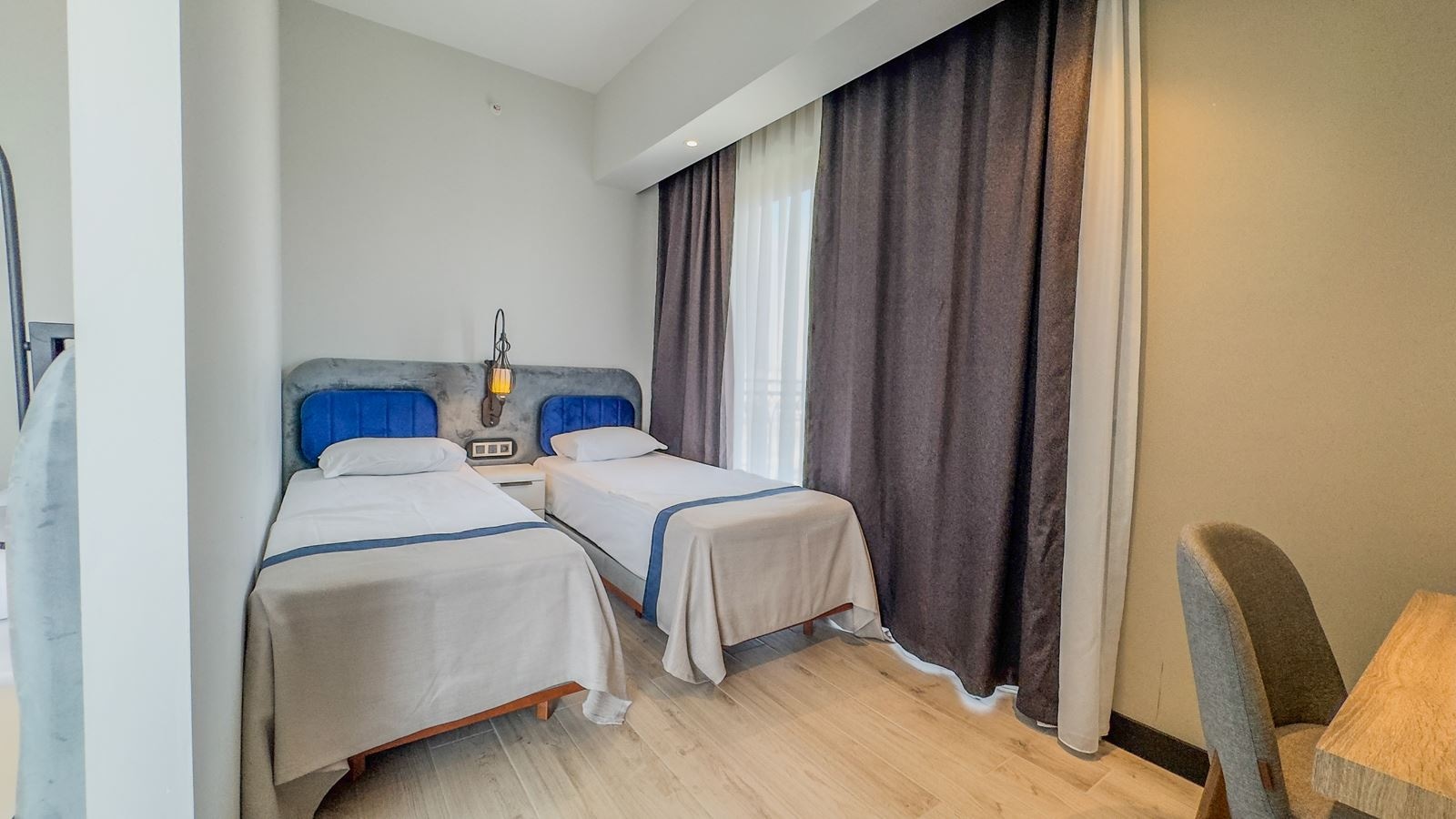 rooms-family-room-1-bedroom-land-view