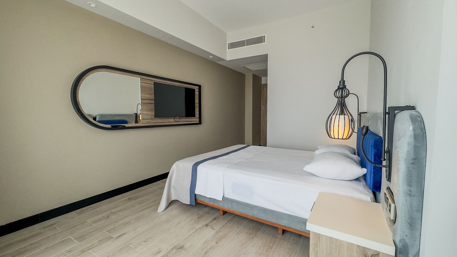 rooms-family-room-1-bedroom-land-view