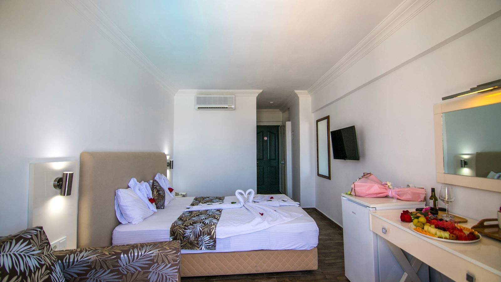 rooms-standart-deniz-ve-havuz-manzarali-oda