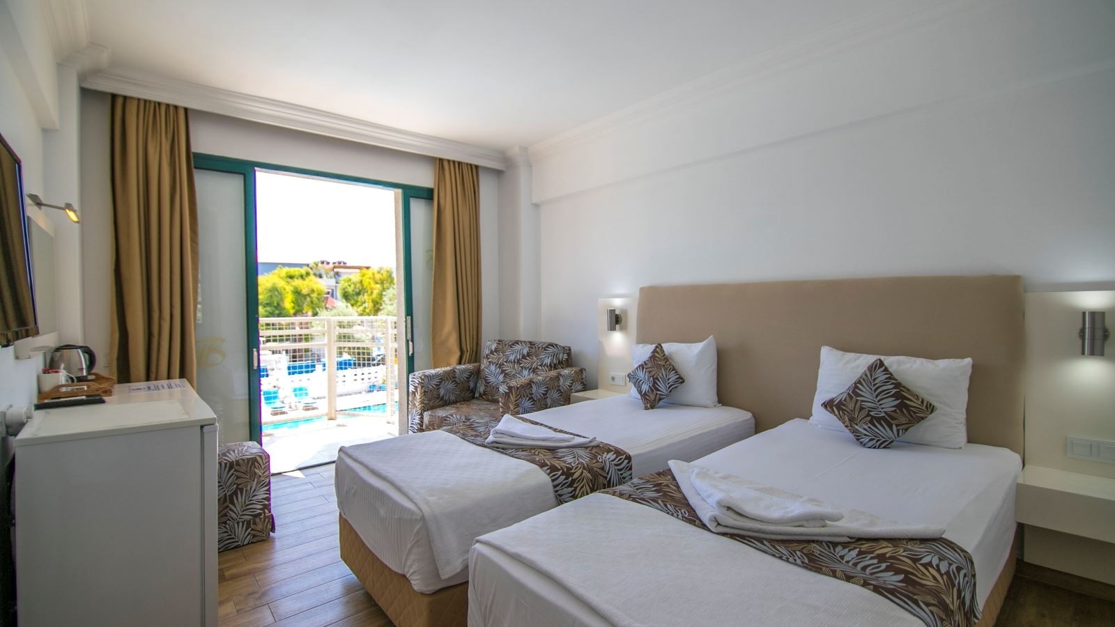 rooms-standart-deniz-ve-havuz-manzarali-oda