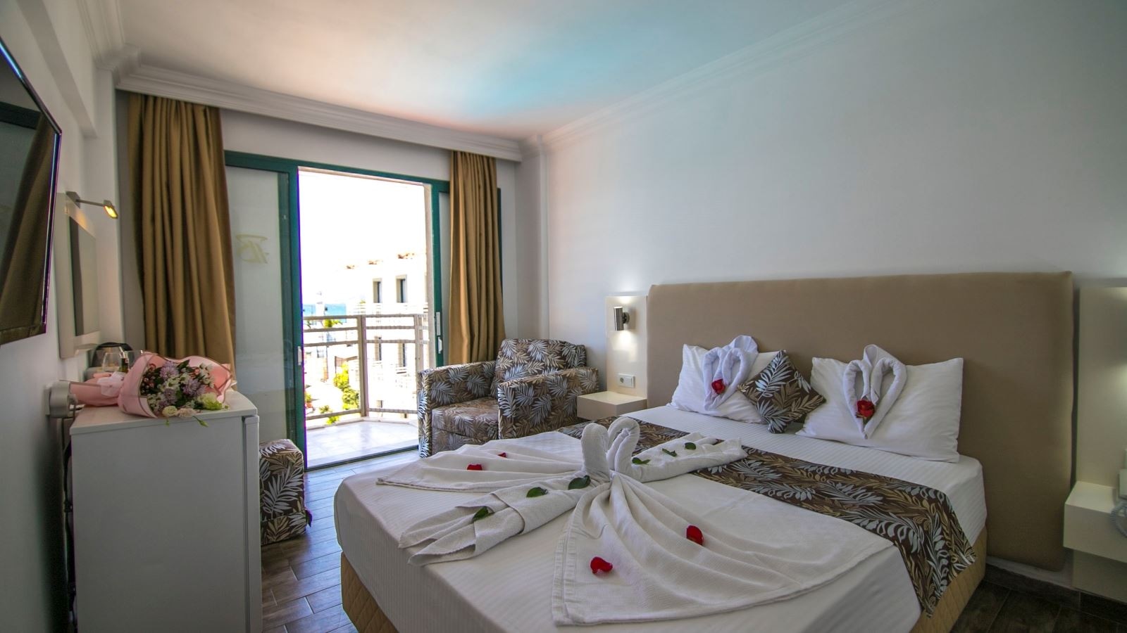 rooms-standart-deniz-ve-havuz-manzarali-oda