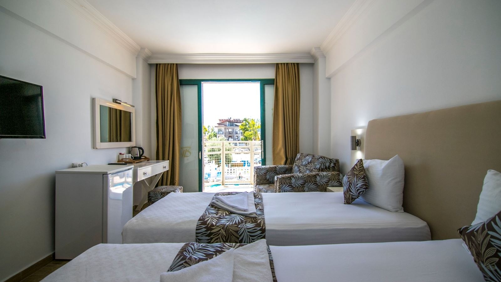 rooms-standart-deniz-ve-havuz-manzarali-oda