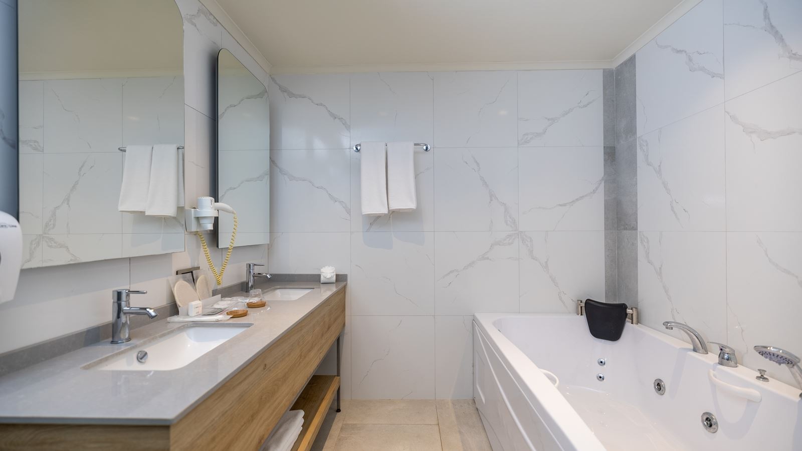 rooms-main-building-superior-suit-with-jakuzzi