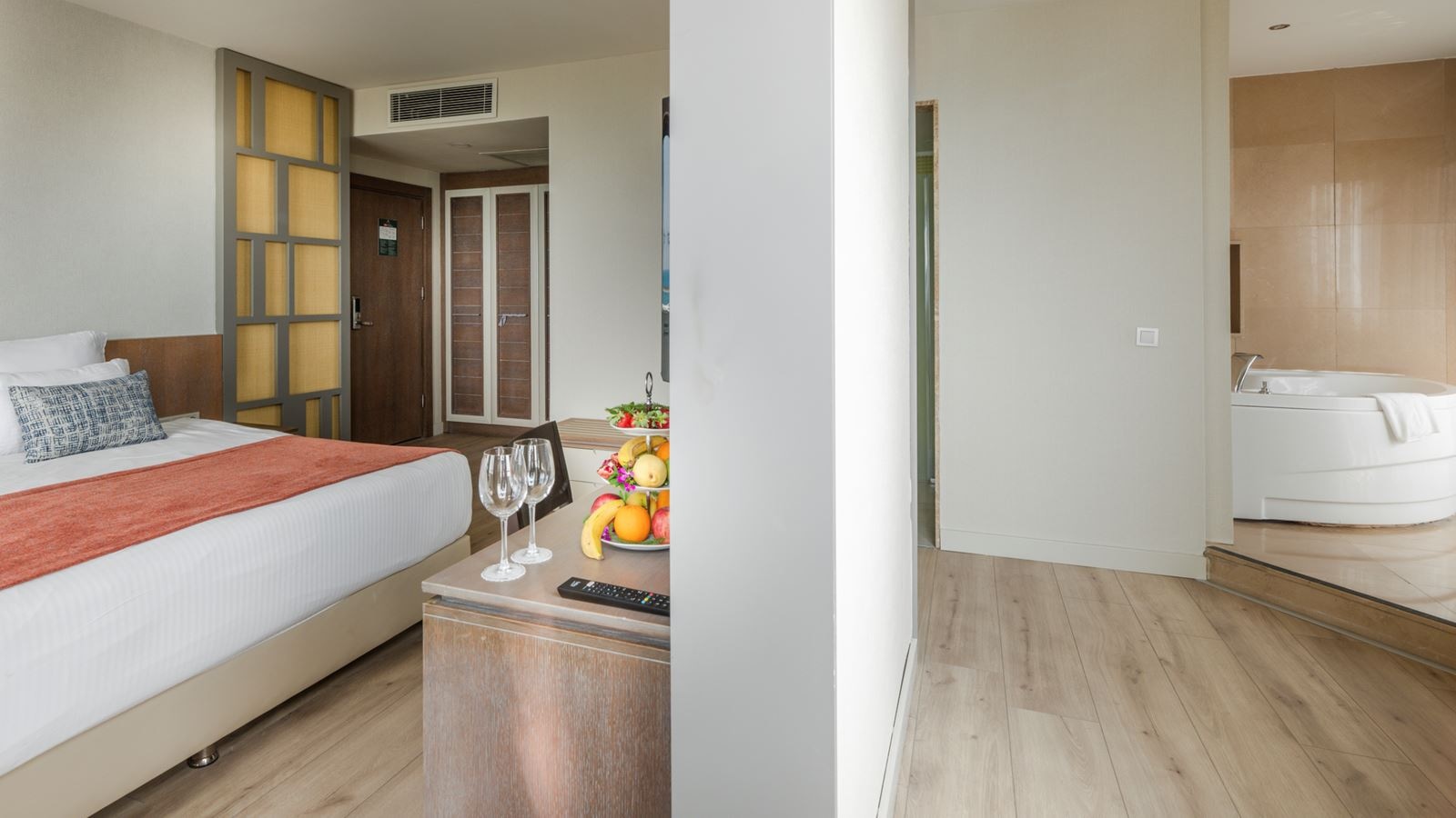 rooms-deluxe-jacuzzi-balcony-sea-view