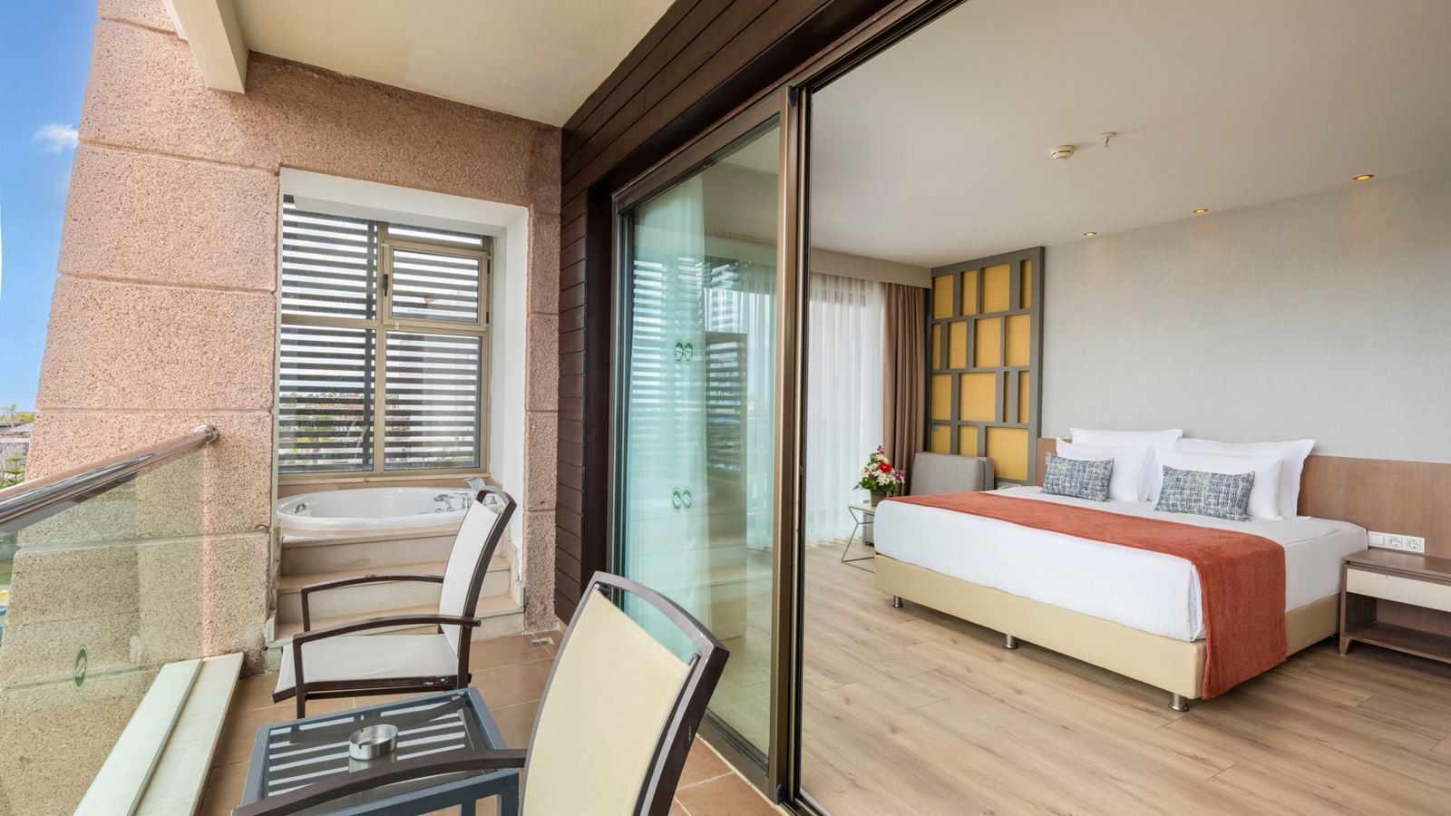 rooms-deluxe-jacuzzi-balcony-land-view