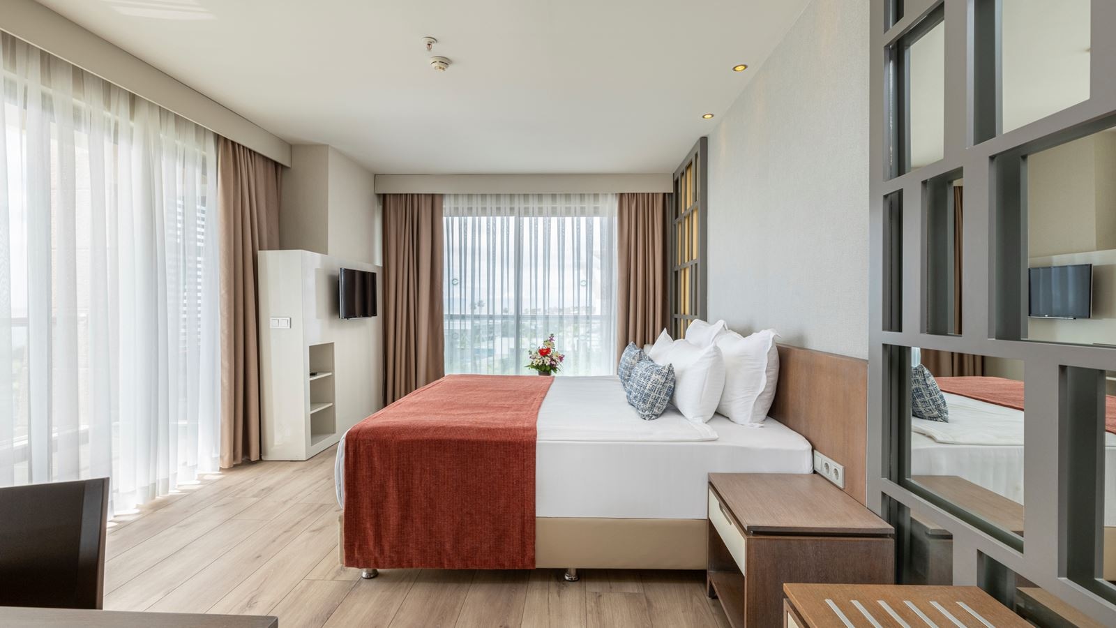 rooms-deluxe-jacuzzi-balcony-land-view