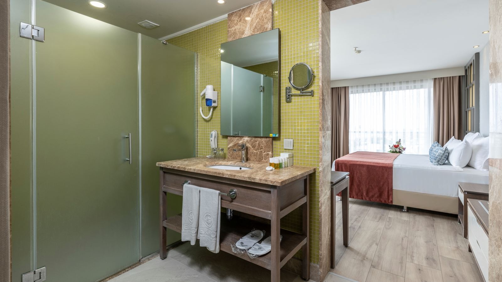 rooms-deluxe-jacuzzi-balcony-land-view
