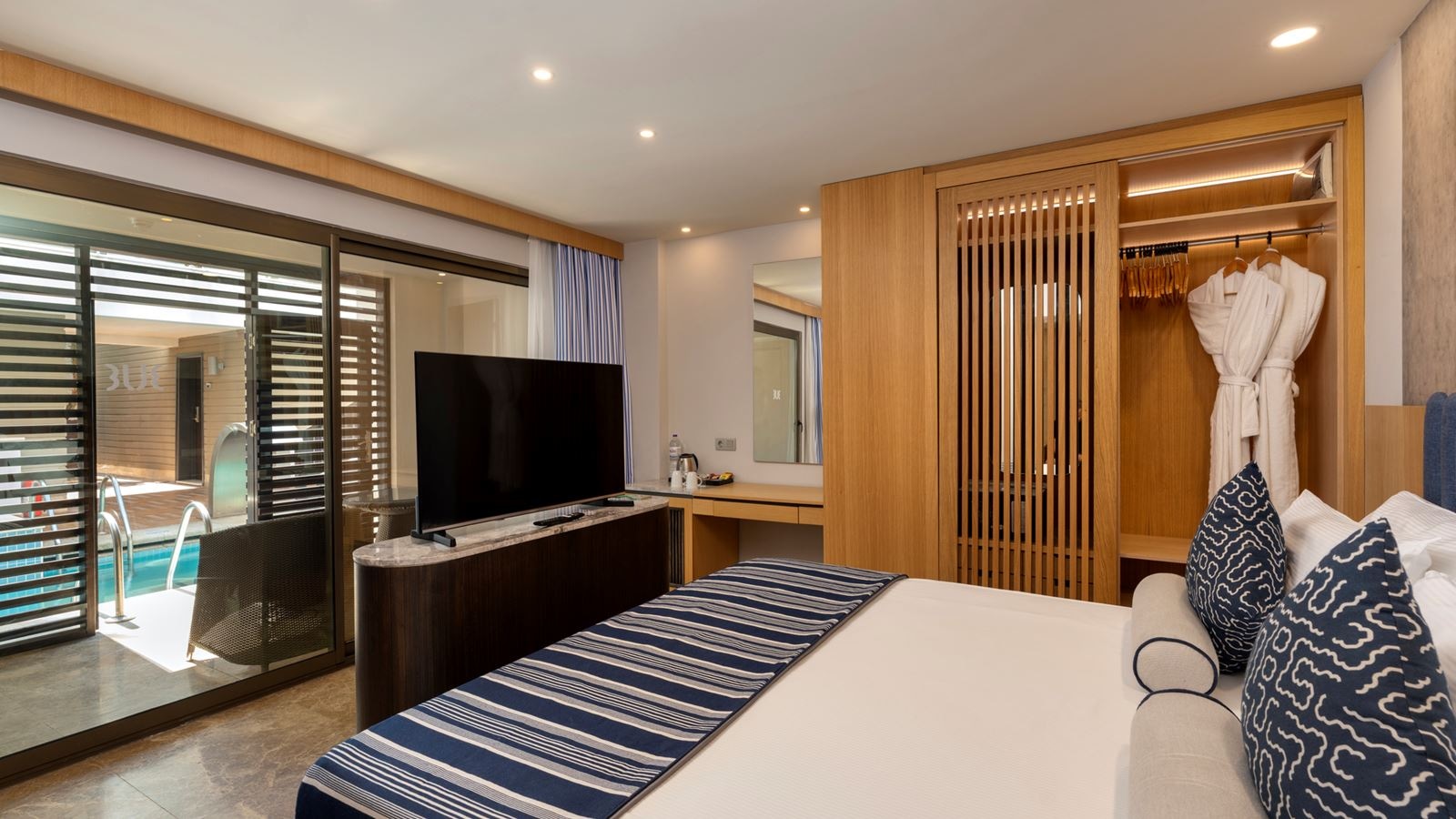 rooms-swimup-room