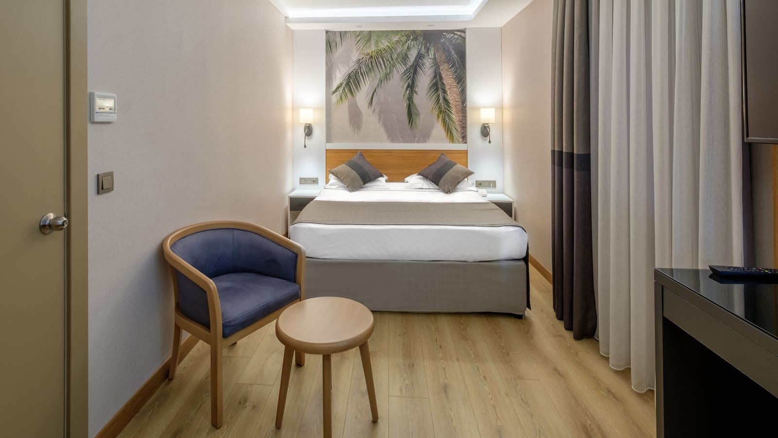 rooms-family-room-land-view-type-1