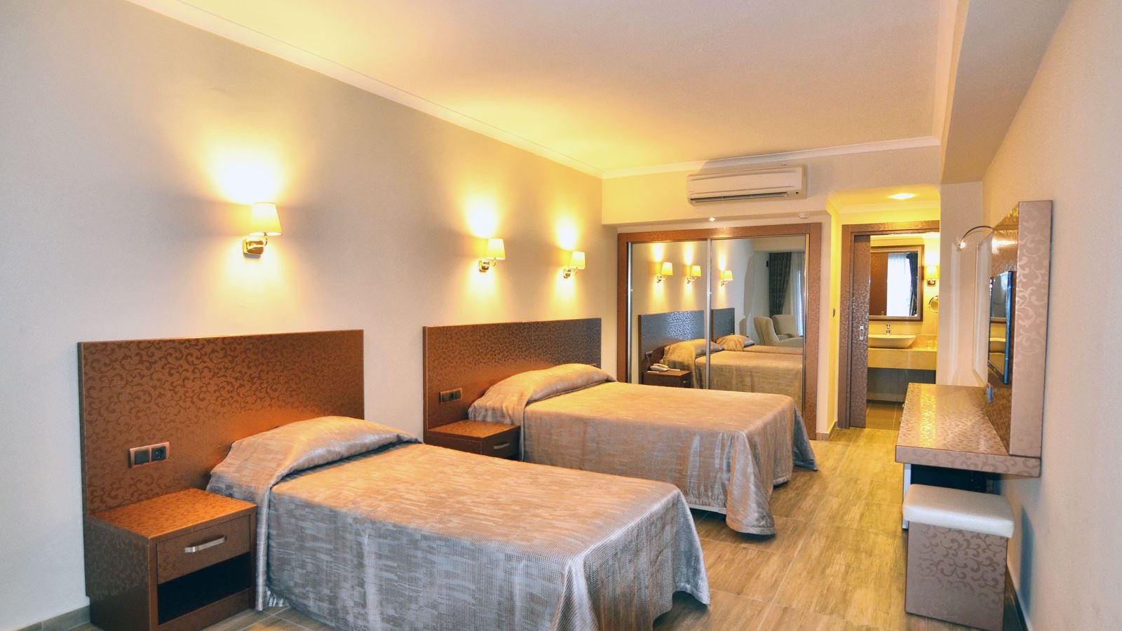 rooms-deluxe-room-side-sea-view