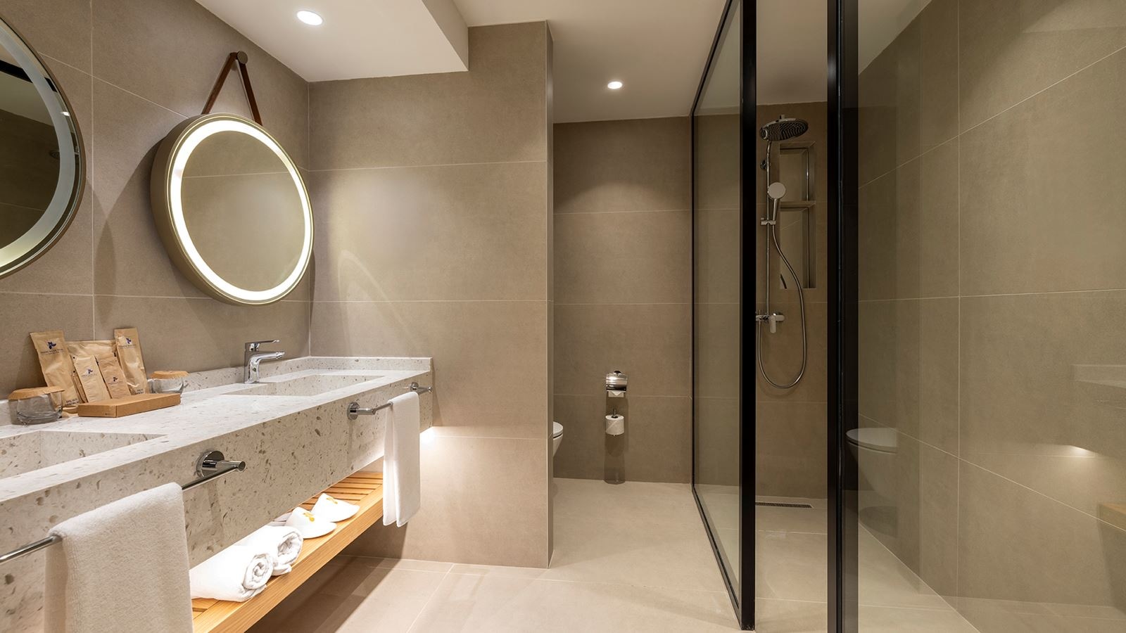 rooms-superior-family-room