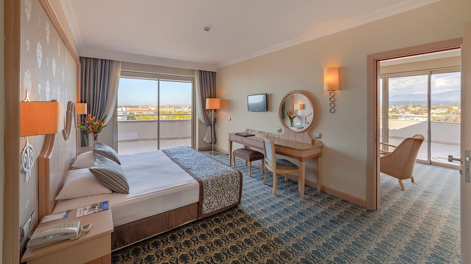 rooms-corner-jacuzzi-suite-land-view