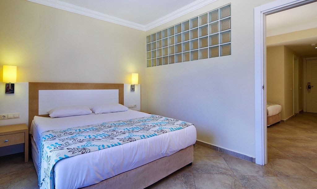 rooms-family-room-land-view-with-bunkbed