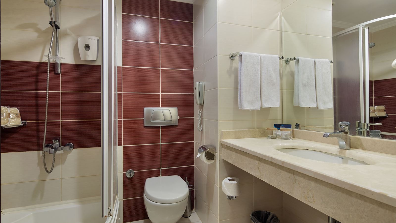 rooms-family-room-land-view-with-bunkbed